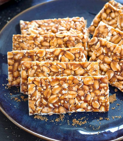 BRITTLES ROASTED PEANUT WITH SESAME CHIKKI BAR 100GM